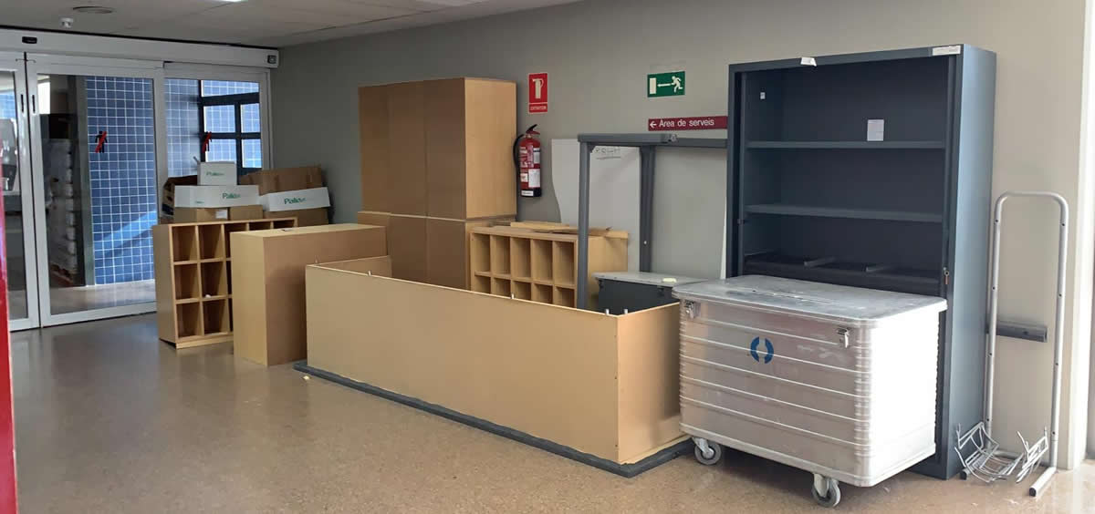 Muebles acumulados en los pasillos del Hospital de la Ribera