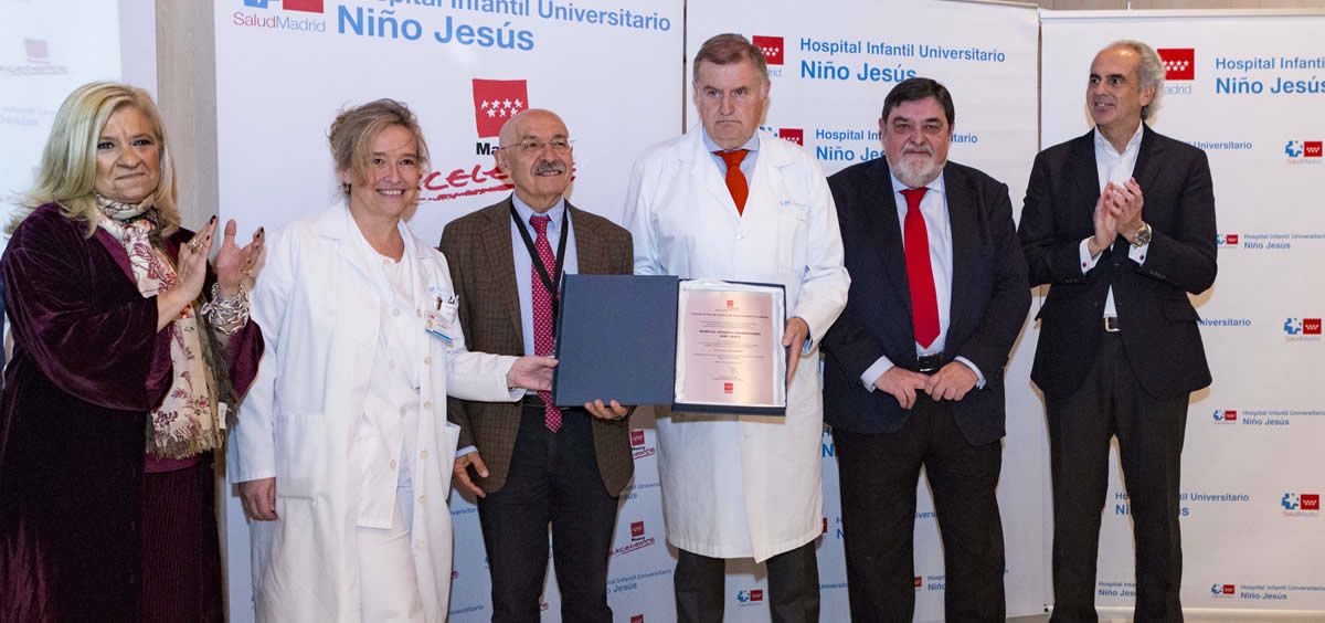 Enrique Ruiz Escudero, consejero de Sanidad, entregando el sello de excelencia al Hospital Niño Jesús