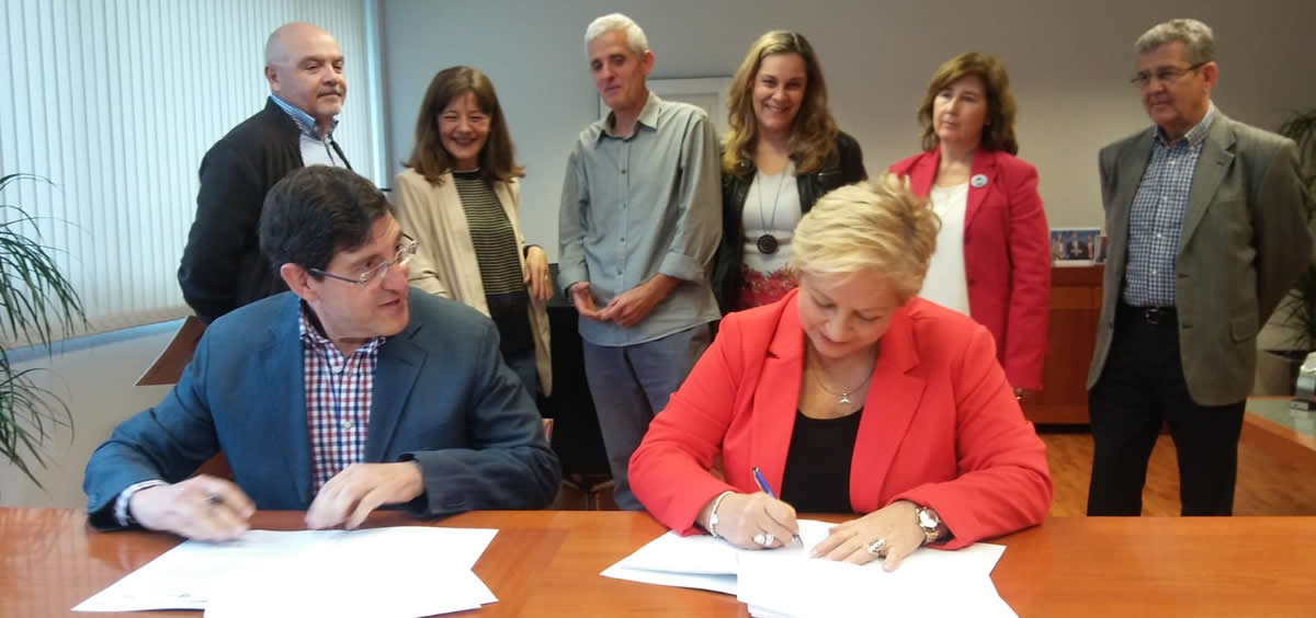El consejero de Salud, Manuel Villegas, y la presidenta de la Asociación Teléfono de la Esperanza de Murcia, María Joaquina Guerrero, han firmado este jueves el acuerdo