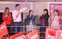 El presidente del Gobierno, Pedro Sánchez, celebra la victoria del PSOE en las elecciones generales del 28 de abril a las puertas de la sede de la formación, en la madrileña calle Ferraz