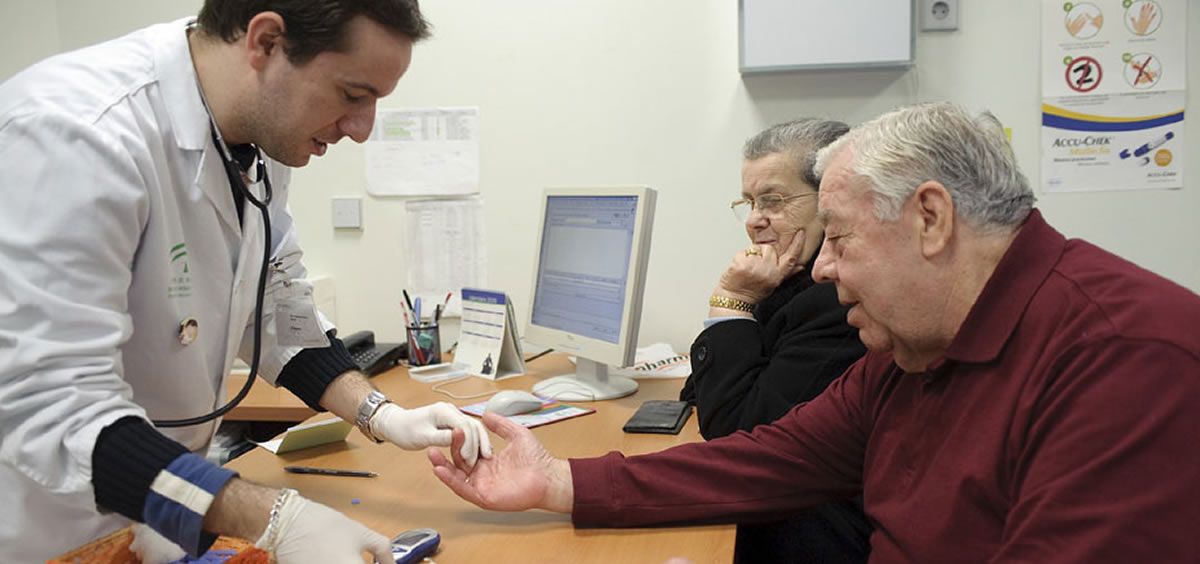 Un médico de familia atiende a un paciente en una consulta (Junta de Andalucía)