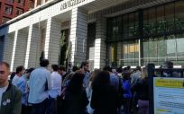 Estudiantes y familiares esperando a que comience la adjudicación a las puertas del Ministerio