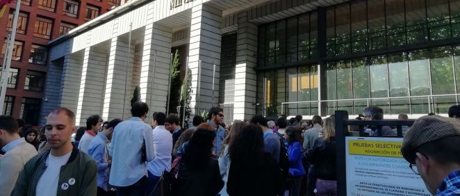 Estudiantes y familiares esperando a que comience la adjudicación a las puertas del Ministerio