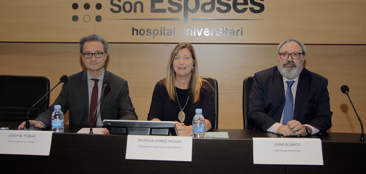 De izq. a der.: Josep M. Pomar, director gerente del Hospital Son Espases; Patricia Gómez, consejera de Salud de Baleares; y Juan Blanco, CEO del Grupo Mediforum.
