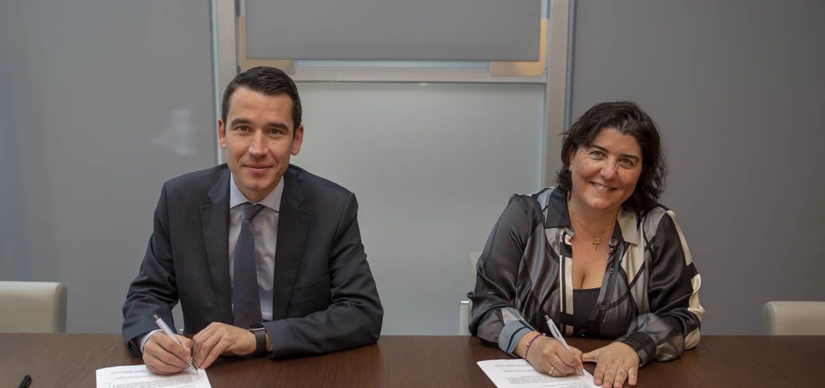 El director territorial de los hospitales del grupo Quirónsalud en Cataluña, Germán Barraqueta, y la presidenta de Som Prematurs, Elisabet Farga
