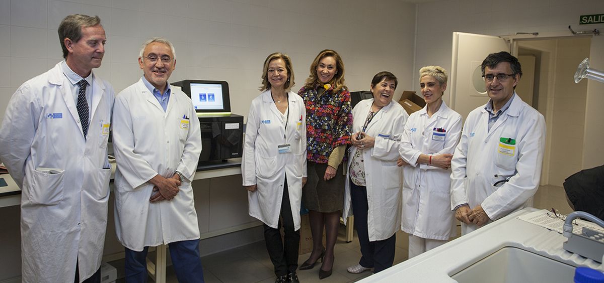 La consejera de Salud, María Martín, en su visita al laboratorio central del centro hospitalario (Eduardo Bastida)