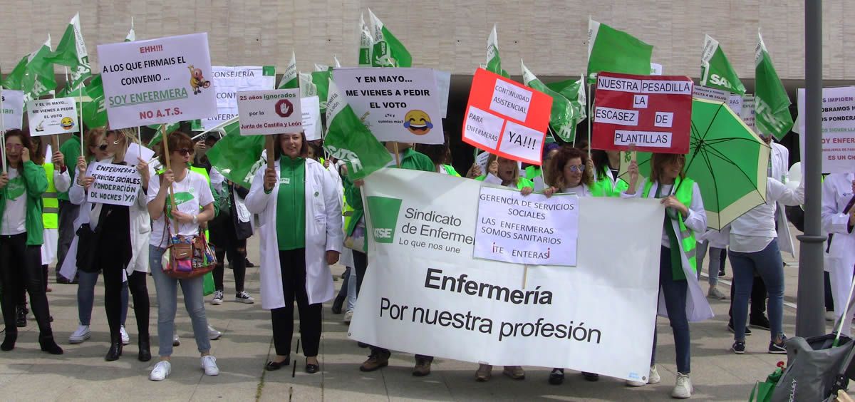 Una de las imágenes de la manifestación del Sindicato de Enfermería (Satse) frente a la sede de las Cortes de Castilla y León, en Valladolid