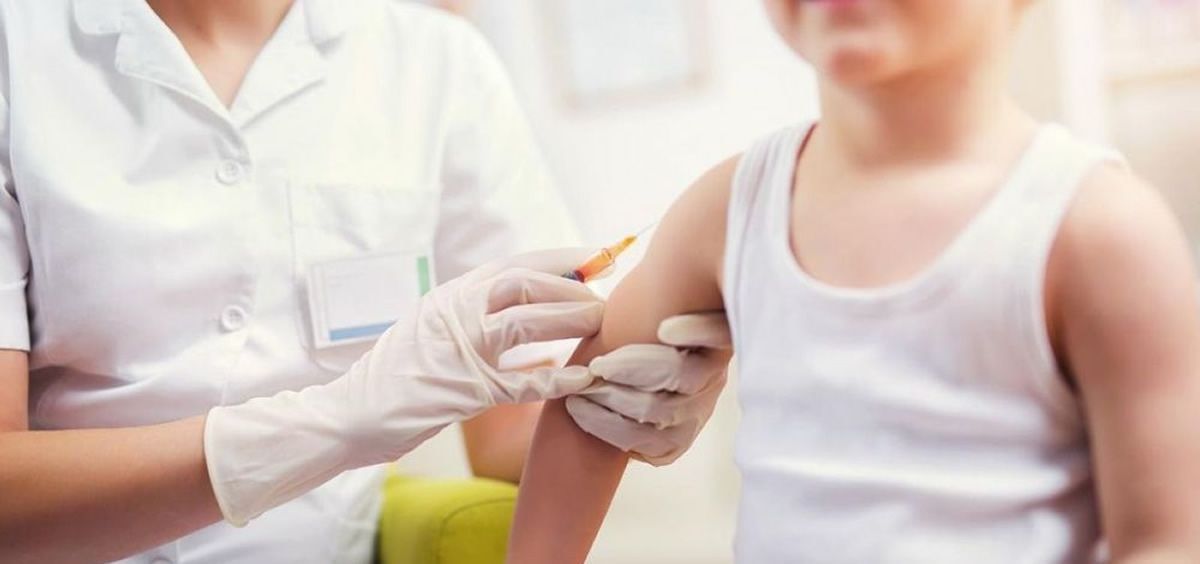 En Euskadi en concreto, la vacuna contra el sarampión está recogida en el calendario vacunal infantil