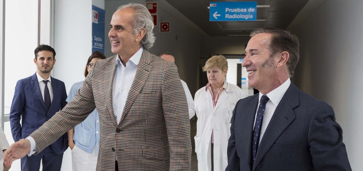 Enrique Ruiz Escudero, consejero de Sanidad de la Comunidad de Madrid, y Antonio Romero, gerente del Hospital Universitario del Tajo