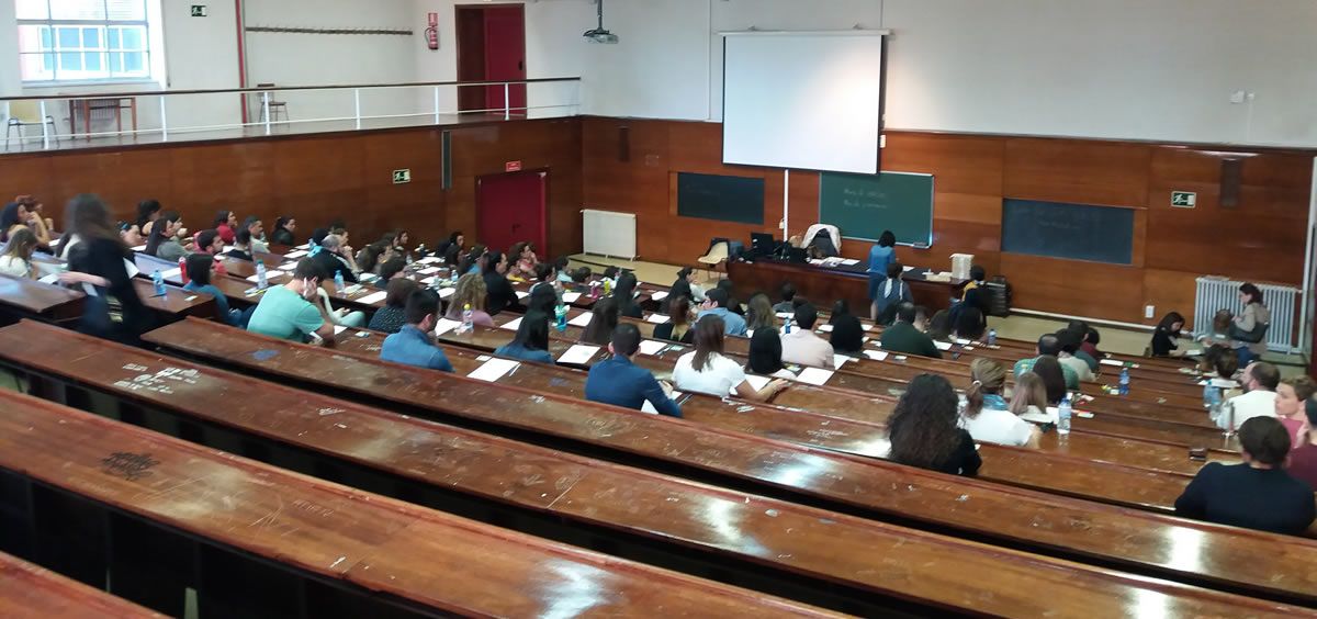 Imagen de la la prueba selectiva de Enfermería celebrada ayer en varias facultades de la Universidad Complutense de Madrid.