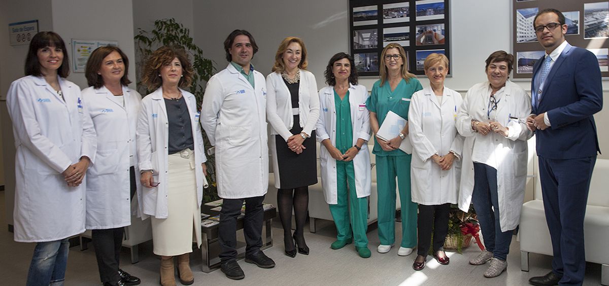 La consejera, María Martín, con las directoras de Enfermería de Atención Primaria, Carmen Díez, y de Asistencia Especializada, Yolanda Caro, así como con sus respectivos equipos y los coordinadores de las cuatro Unidades Docentes de La Rioja.