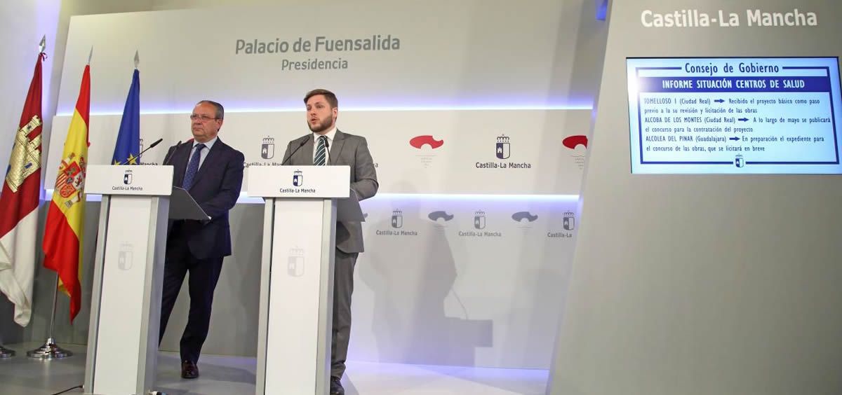El portavoz del Ejecutivo de Castilla-La Mancha, Nacho Hernando, a la derecha de la imagen, durante su intervención en la rueda de prensa posterior al Consejo de Gobierno