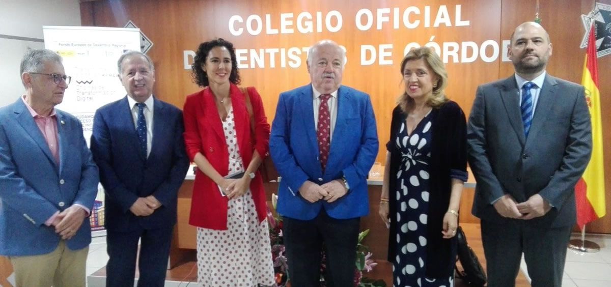 El titular de la Consejería de Salud y Familias de la Junta de Andalucía, Jesús Aguirre, en el centro de la imagen