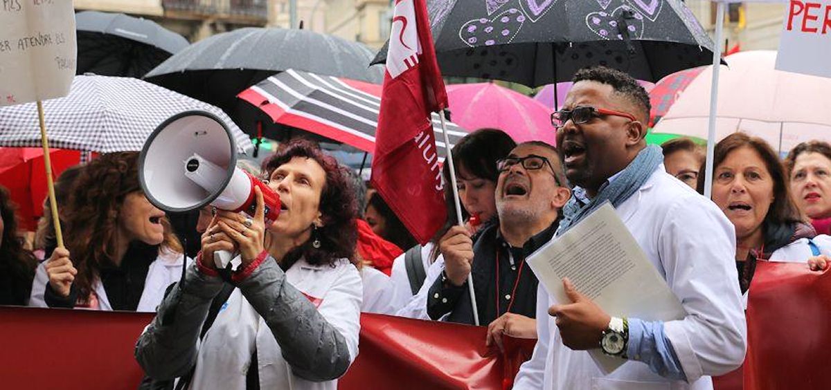 Representantes de Metges protestan en una manifestación.
