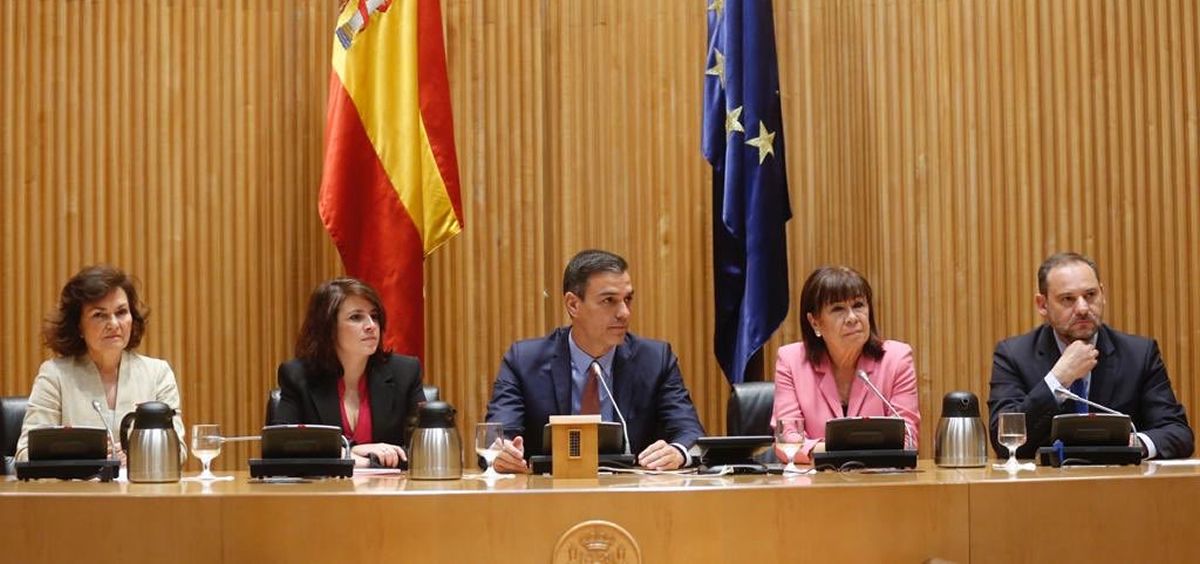 Pedro Sánchez, presidente del Gobierno en funciones y secretario general del PSOE, junto a otros miembros de su partido.