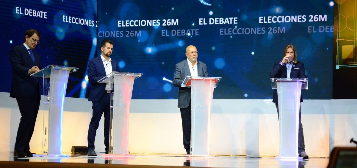 De izq. a der.: Alfonso Fernández (PP), Luis Tudanca (PSOE), Francisco Igea (Ciudadanos) y Pablo Fernández (Podemos-Equo).