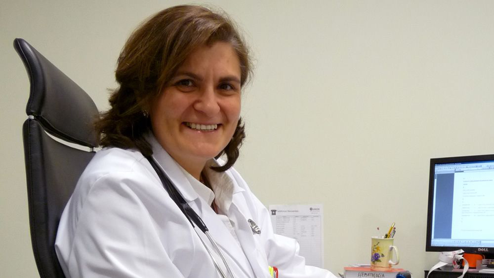 La doctora Carmen Martínez Chamorro, jefa asociada del Servicio de Hematología del Hospital Universitario Quirónsalud Madrid, explica los nuevos tratamientos T-CAR