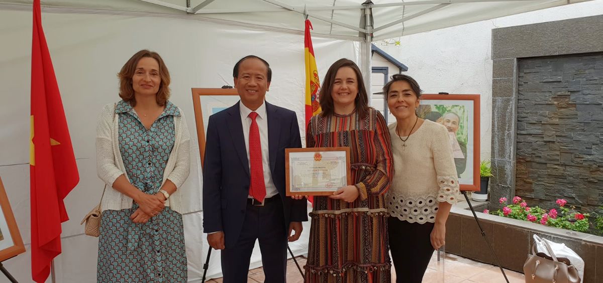 De izquierda a derecha: las doctoras Leal y Jiménez e Isabel Aragón, junto al embajador, tras recibir el diploma acreditativo del reconocimiento recibido por la FJD