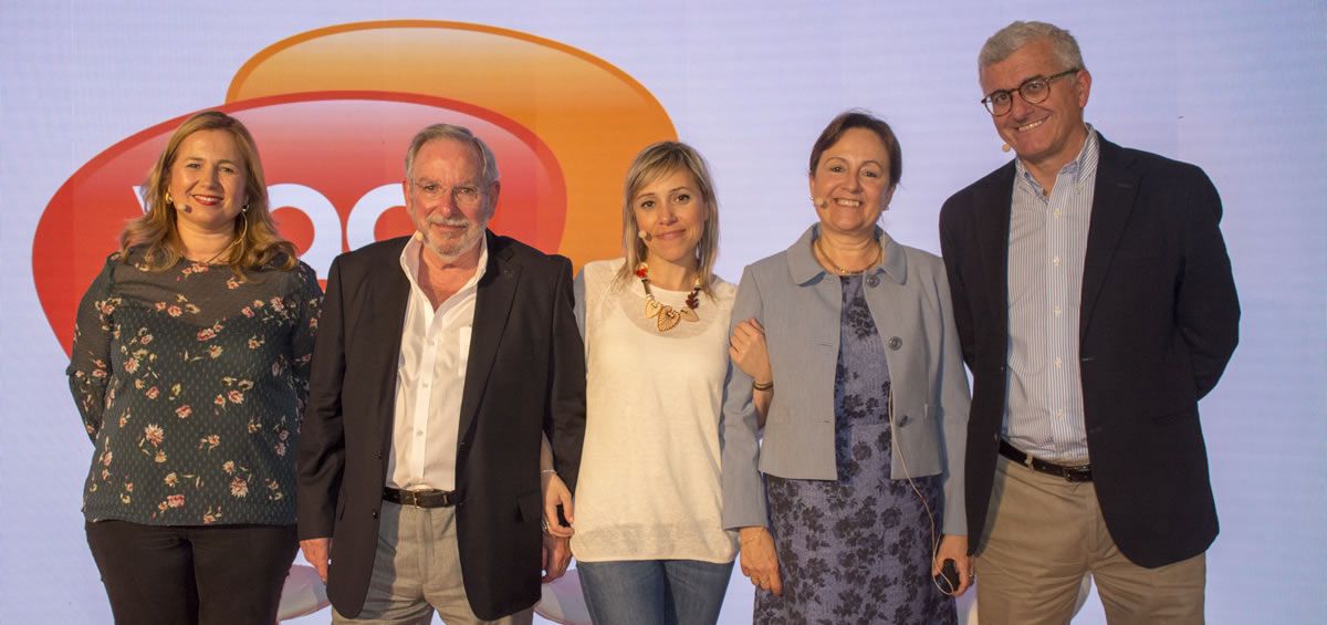 De izquierda a derecha, Dra. Cristina Regojo, Prof. Aristegui, Dra. Estibaliz Onís, Dra. Elisa Garrote y el moderador Dr. Francisco Álvarez.