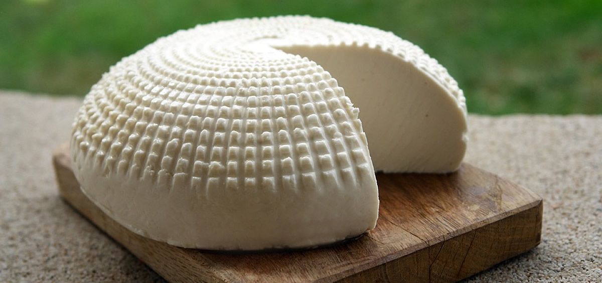 En el caso de los quesos blandos, los expertos recomiendan comprobar que en la etiqueta figura que han sido fabricados con leche pasteurizada