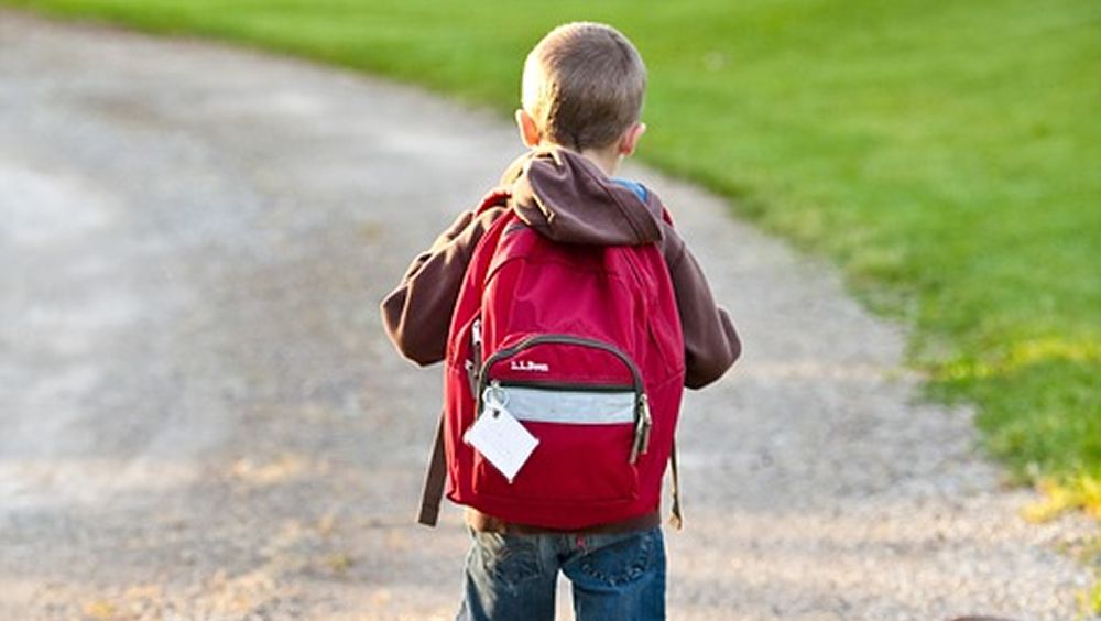 Los niños deben evitar cargar más del 10% de su peso en sus mochilas