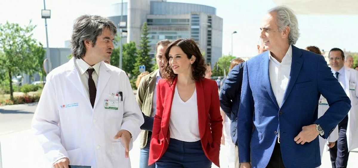 Enrique Ruiz Escudero junto a Isabel Díaz Ayuso durante una visita al Hospital de Fuenlabrada. (Foto. Comunidad de Madrid)