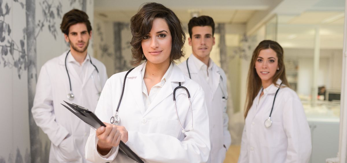 La presencia de mujeres en las profesiones sanitarias continúa al alza