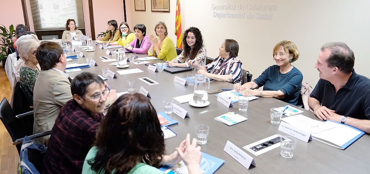 La consejera de Salud de la Generalitat de Cataluña, Alba Vergés, en el centro de la imagen, en la constitución del Consejo Asesor de Políticas de Género en Salud