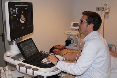 El Dr. Orejas realizando un ecocardiograma en la Unidad de Cardiología Deportiva de la FJD