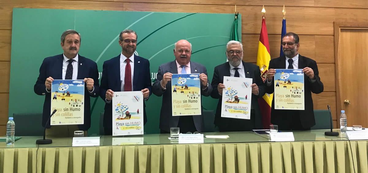 El titular de la Consejería de Salud y Familias de la Junta de Andalucía, Jesús Aguirre, en el centro de la imagen