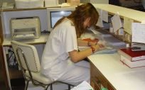 Una profesional desarrolla su trabajo en el control de Enfermería (Foto. Satse)