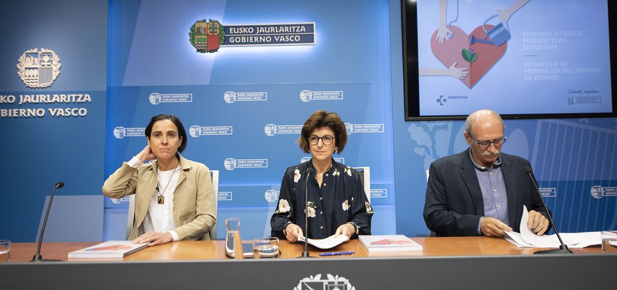 Nekane Murga (centro), consejera de Salud del País Vasco, presenta la Estrategia de Prevención del Suicidio.